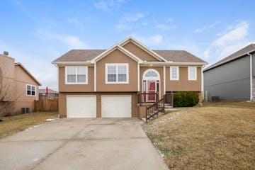 423 Spring Branch Dr Raymore, MO 64083